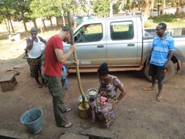 Making fufu in Dadieso town